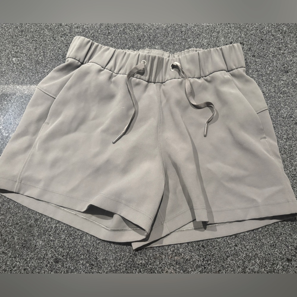 NWOT Lululemon On The Fly Short Gray size 4